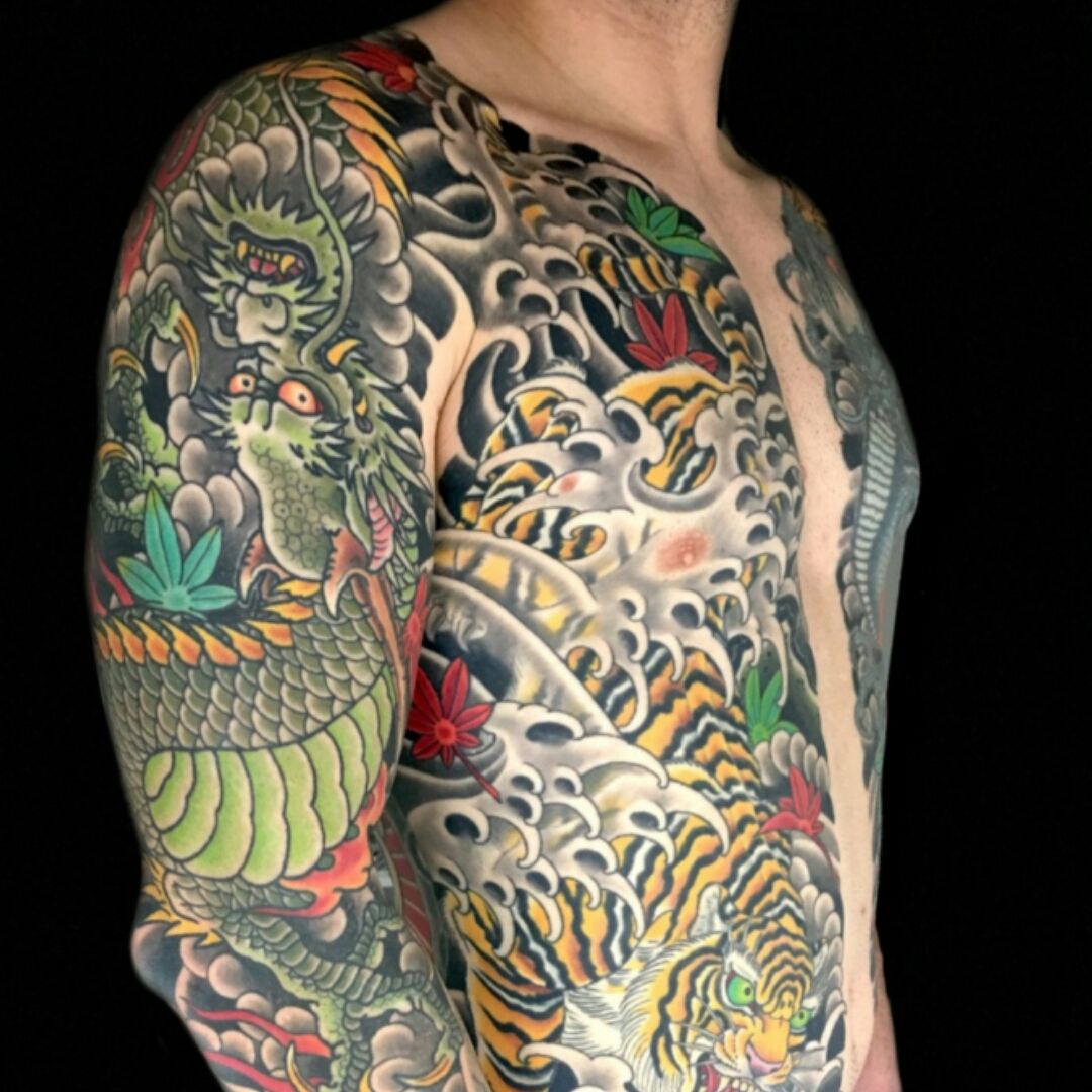 Wow! These Japanese leg sleeve tattoos by @henning_royaltattoo are