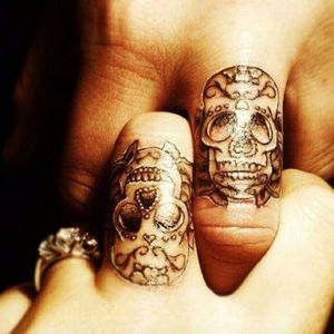 #fingertattoos #couplestattoo #skulls #candyskull