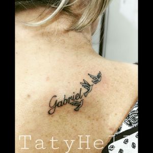 Tatuagem feminina e delicada.#tatuagemdelicada #tattoo #tatuagemfeminina #passarostattoo #tatyhell #birds