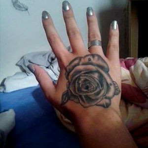 My very nice tattoo. I love it so much cause this is my favourite ⇨ hand tattoo. I made it cause I very love flowers and nature.🌹 How do u like it guys??