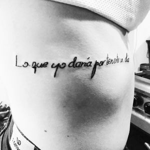 2nd Tattoo I'll made on side's friend! It was pretty fun!!#tattoo #frase  #side #torsotattoo #tattoogirl #tattooedgirl #letteringtattoo #blackletter #carlarazza #carlarazzatattoo #CR