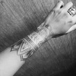 @skillybhill #tat #tattoo #wrist #wristtattoo #étnicos #blackwork #blackworktattoo #sleeve #vzla #ccs #tatuadoresdevenezuela #venezuela