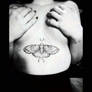 Finalmente pronta ♥ #moth #mothtattoo #mariposa #tattoobr #tatuadoresbrasil #blackwork #blackworktattoo by @owlook