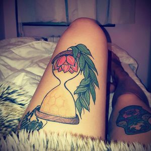 💕 #tattoos #tattoed #tattoedgirl #ilovetattoo #ilovetattoos #bee #beettattoo #lottus #lottusflower #honeybee #honey #matrioskatattoo #matryoshka #matrioshka #legs #night #like