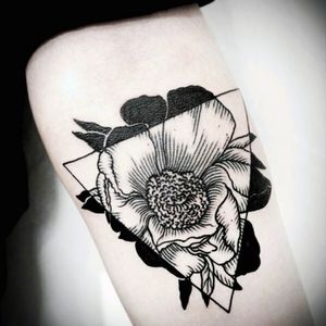 This would be my #megandreamtattoo -- a flower (specifically a rose) with a geometric design in royal blue for my mom.
