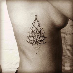 Geometric Lotus! #photography  #geometric #lotus #lotustattoo #geometrictattoo #woman #amazing #favorite #sexy #black