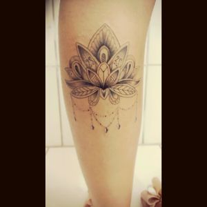 Da flor de lótus da Bianca🙏 #tats #tatuaje #tattooblack #fineline #flordelotustattoo #mogidascruzes #pontilhismo #ornamentaltattoo #lotus #lotustattoo #dotworktattoo #leg #perna #calf #ternero #robertanogueira #workart