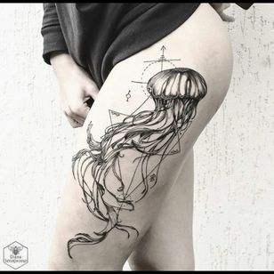 I'm in love with this tattoo by Diana Severinenko ♡ #jellyfish #jellyfishtattoo #DianaSeverinenko #megandreamtattoo