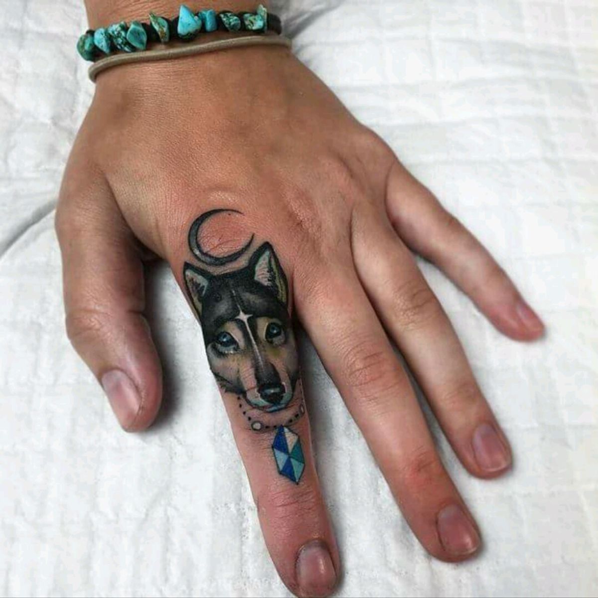 Тату волка на пальце руки