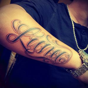 Luna #firmecopias #scripttattoo #letteringtattoos  #blackandgrey #bnginksociety #armtattoos #tatuajes #money #sanantoniotexas #texastattoo #tattooshop