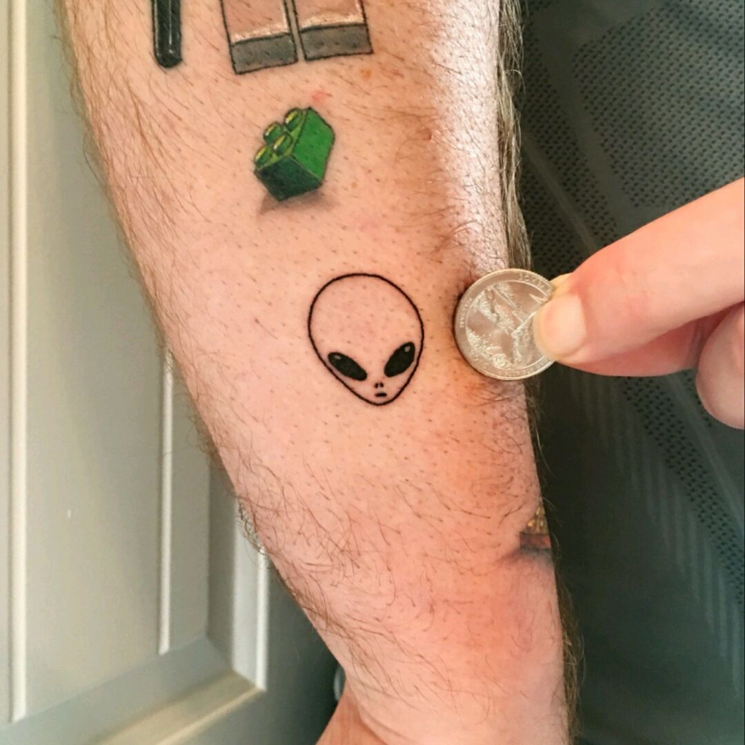 Pin by Aline Paulino on tattoo  Finger tattoos Alien tattoo Skin art