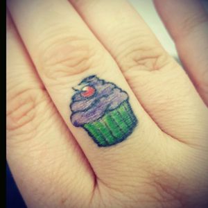 Cupcake on my middle finger: done 7/2016 by Jose Natel at Big G's House of INK in Atlantic City, NJ.