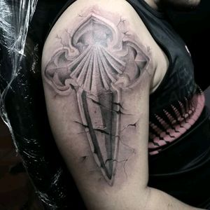 Cruz de Santiago.#tattoo #tattoodf #tattoo2me#tattoodo #tguest #inktattoo #inspirationtatto #stone #realism #cruzdesantiago #tattooart #blackandgrey #donlethalirons #rafaelfreitasink
