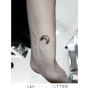 Minimal Moon Tattooinstagram.com/karincatattoo #moon #moontattoo #smalltattoo #minimaltattoo #womantattoo