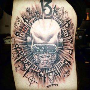 This tattoo of Megadeth shows its "mascot", Vic Rattlehead, surrounded by thirteen divisors, each one has a symbol that represents one of the albums of the band, beginning by "Killing Is My Business/And Business Is Good"; passing by their biggest successful albums such as "Rust In Peace"; "Cryptic Writings"; "Peace Sells/But who's buying?"; and ends in the last Megadeth album called 13.