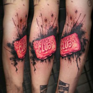 Fight Club tattoos are really a hard thing to do, there are so many great quotes and scenes on this movie, that you really have trouble for deciding which one you'll make eternal in your body. Well, this person chose the classical way, the soap.