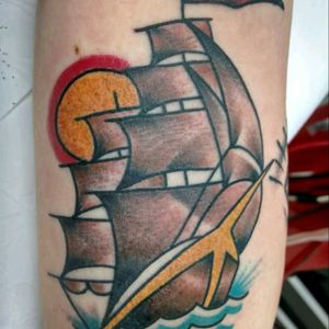 Barco Old SchoolArtista: Alan Albertino OCA Tattoo - Valinhos/SP#boat #oldschool #AmericanTraditional  #OcaTattoo