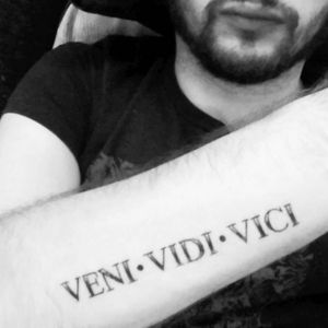 Veni vidi vici A latin phrase used to refer to a swift, conclusive victory.  . . Artist:-@tattoozbybharat . . For appointments…