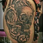 My first big piece. In love with that kind of realistic tattoos. By Bogo Radev. #skull #roses #watch #realism #big #leg #hip #spain #bogoradev #oldwatch #realismo #whiteandgrey #blancoynegro #craneo #rosas #calavera