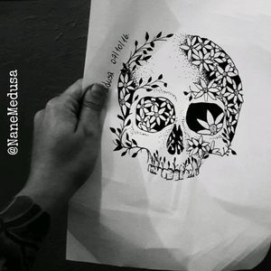 #NaneMedusaTattoo #skull #skulltattoo #flower #flowertattoo #caveira #blackwork #blackworktattoo