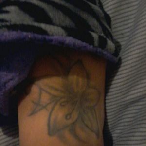 My cousin did this tattoo. It has tiny little claws and its fading fast going to have to get it re touched :)
