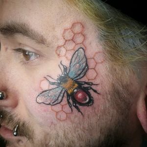 Bee face! #facetattoo #beetattoo #colourtattoo #tattoo