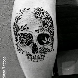 #NaneMedusaTattoo #skull #skulltattoo #flower #flowertattoo #blackwork #blackworktattoo #brasil