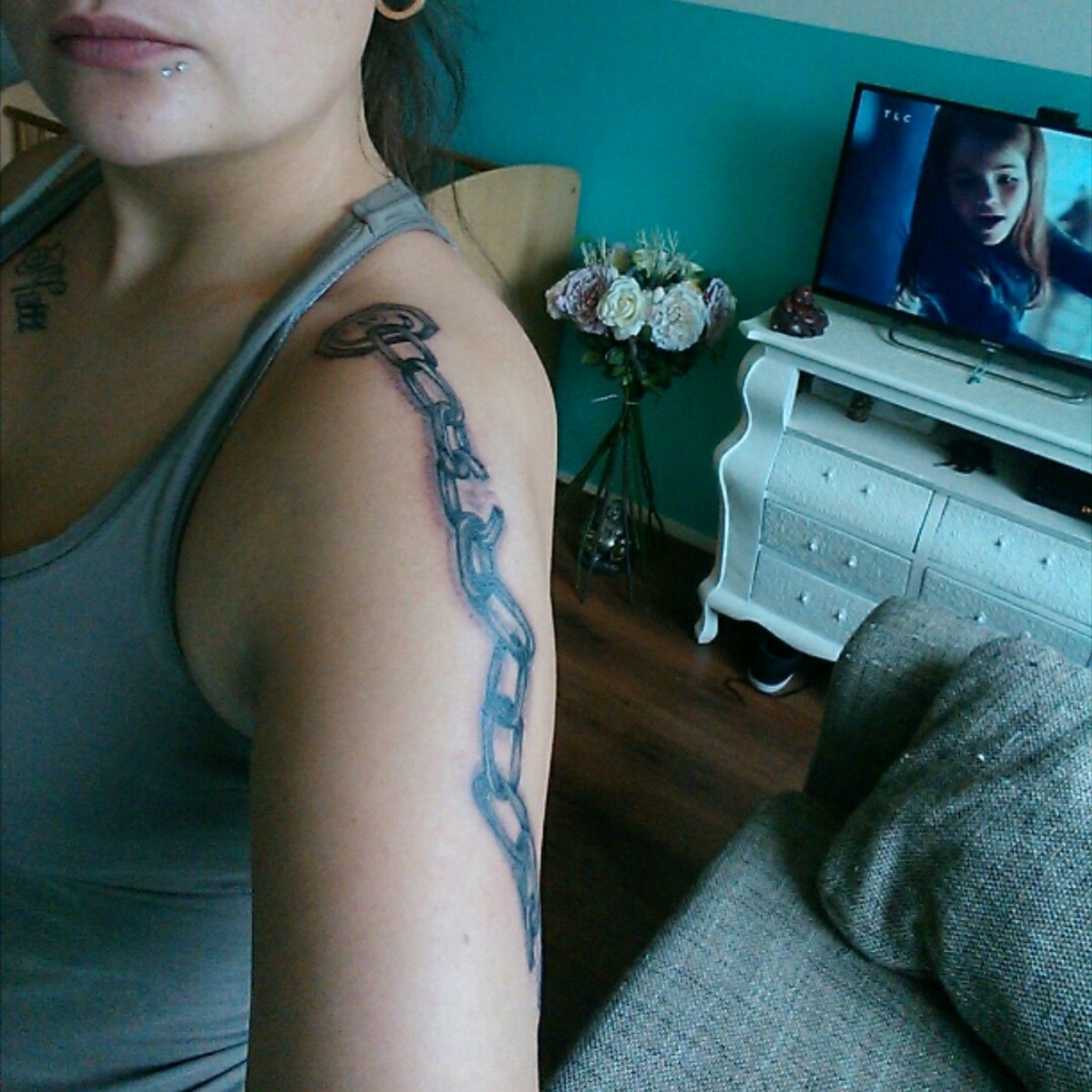 Tattoo uploaded by Auntilesje Vos • Broken chain • Tattoodo