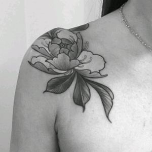 I could never have enough Peony tattoos. I adore how this one wraps over the shoulder.