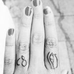 #eyeofhorus #goodluck #twinflame #soulmates #fingertattoos #yourgirlmissred #girlsandtattoos