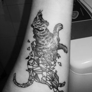 Tigre mitad geométrico en el brazo por tinta de lobo #Tiger #tattoo #geometric #realismo #animal #fuerza  #tattoogirl #tattootigger