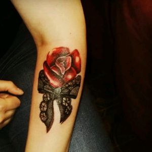 #rose #rosetattoo #lacetattoo #armtattoo #tattooed #tattooedwomen #colourtattoo #colourtattooart #tattoo #tat #3d #3dtattoo #art #bodyart