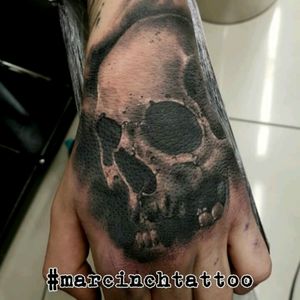 Skull on hand 😊 #marcinchtattoo #loyaltothecoil #tattooprime #bngink #bnginksociety #bng #blackandgrey #skull #skulltattoo #handtattoo