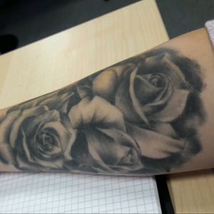 #roses #tattooaddict #inked #threeroses #formyfamily #arm_tattoo #inprogress #realistic #realisticflowertattoo #Daaamn #L4L #SnowWhitetattoodo