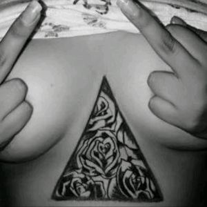 #tattoo #RosasTattoo #triangulo #PechschwarzTattoo