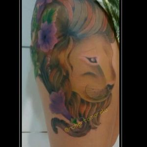 Sobre a coxa da Letícia, art criada exclusivamente com detalhes pra ela🙏 obriga por deixar eu criar. #lion #liontattoo #leão #tattoocolor #flowers  #robertamarela #robertanogueira #customtattoo #tats #TatuadoraBrasileira