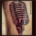 E continua....#microphone #microphinetattoo #skin #tattoocolors #mic #rock #robertamarela #TatuadoraBrasileira #robertanogueira #music #musica