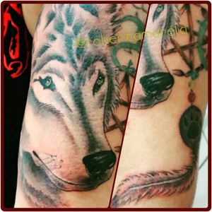 Do Lobo do Giovanni, gratidão🙏 #lobo  #wolf #wolftattoo #pentagrama #pena #skin #tats #animalart #feather #pentagram  #robertamarela #TatuadoraBrasileira #robertanogueira