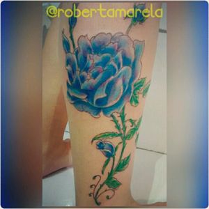 Flor da lindíssima Bárbara💖 #flores #flower #Tattoodo  #blue #tats #tattoocolors #rosas #skin #tattoo #charmed #feminina #delicada #robertamarela #TatuadoraBrasileira