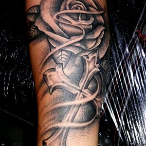 Tattoo en Sombrasrosa con cruz