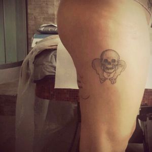#Skull #teschio#leg#fly#write#coscia#tattoodo#catacombe