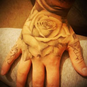#rose#hand#blackandgrey#faces#face#fingers