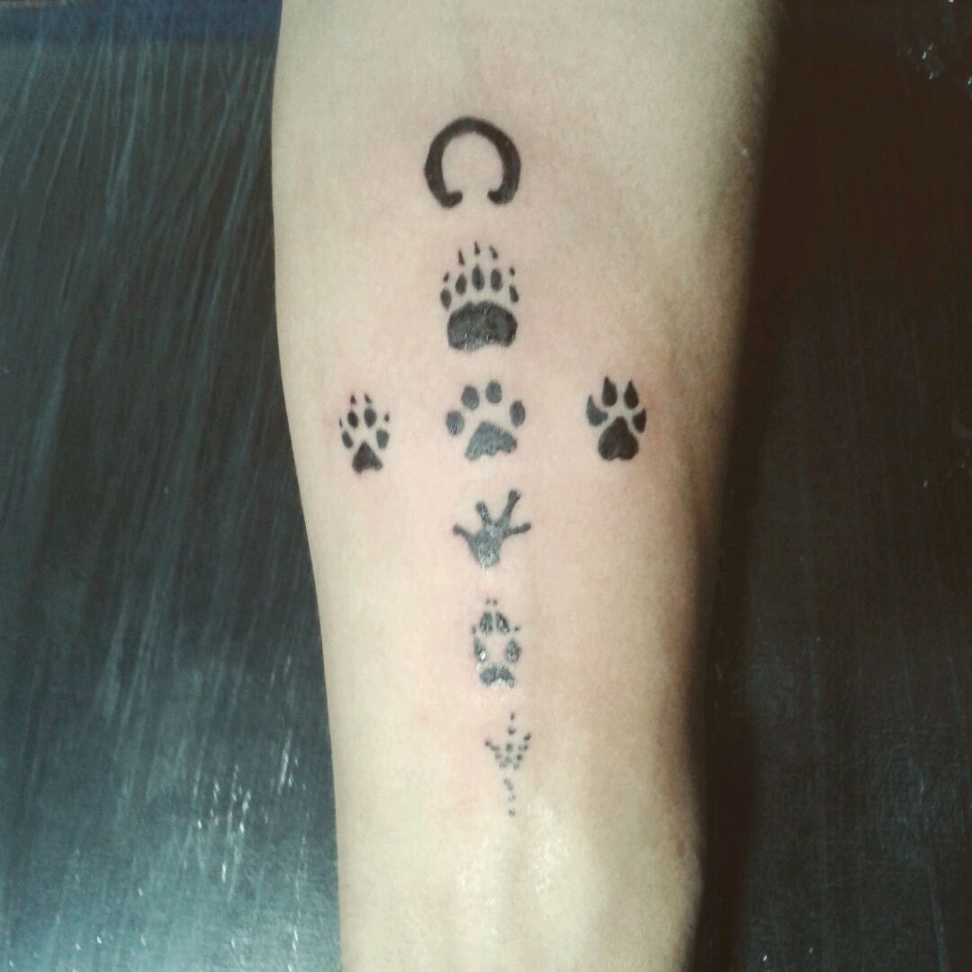 Tattoo uploaded by Tan Tattooist • Patas de animais. . #TanTattooist  #TanSaluceste #Tattoo #Tatuagem #Tattoodo #Vet #AnimalPaws #Animal •  Tattoodo