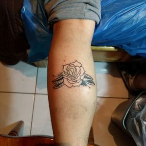 My 1st Tattoo done! #traditional #traditional_tattoo #rose #traditionalrose #traditionalroses #traditionaltattoos #lineas #mexicanartist #1sttattoo