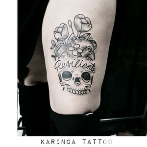 "Resiliente" instagram.com/karincatattoo #legtattoo #skull #skulltattoo #line #black #tattedgirl