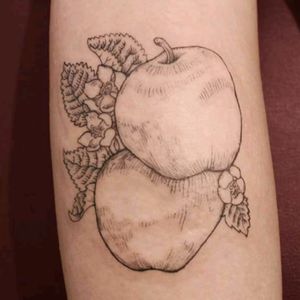 October 8th, 2016 | Two apples, with a few leaves and flowers. Tattoo done by Matheus in Grajaú, Rio de Janeiro. ✩ #black #brasil #drawing #fruit ✩