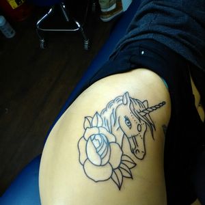 My girlfriend's new tattoo! #girlswithtattoo #girlswithink #tattoo #tattoos #newtattoo #unicorn #neotradicionaltattoo #rose #rosetattoo #mascowtattoo