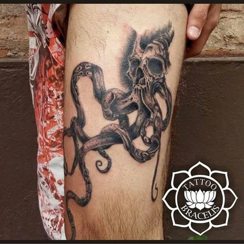Primeira tentativa de Black and Gray, dicas são bem vindas. 1 ano tatuando. #blackandgay #tattoo #Tattoodo #krakentattoo #seatattoo #tattooart_work #tattooartist