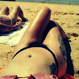 🌊#beach #sun #verao #girlswithtattoos #sexygirltattoo