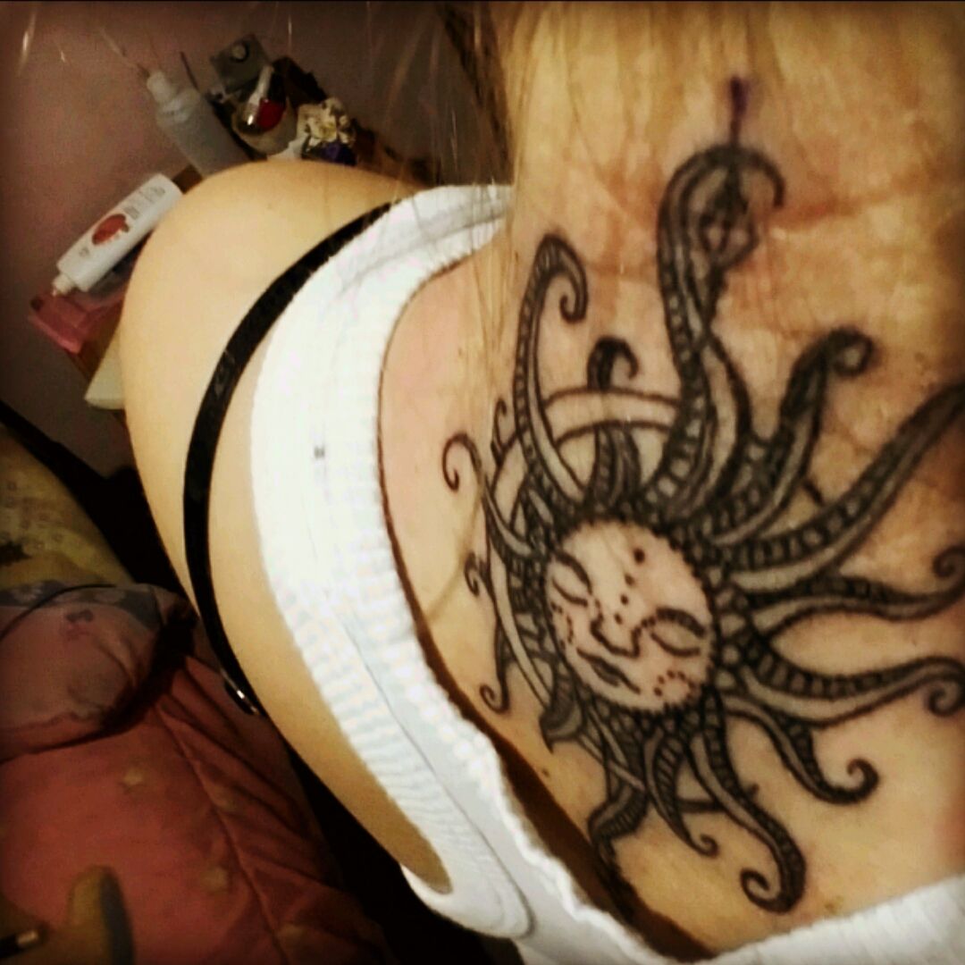 Tatuaje sol y luna minimalista diseños de inspiración muy elegantes